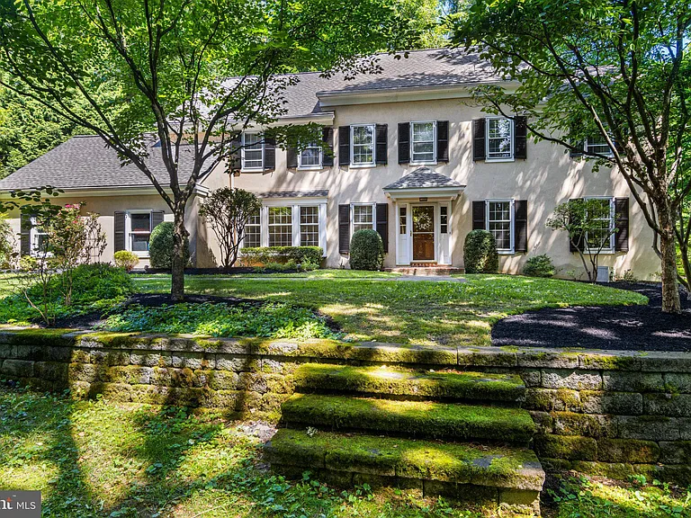 101 Woods Ln — Photo 2