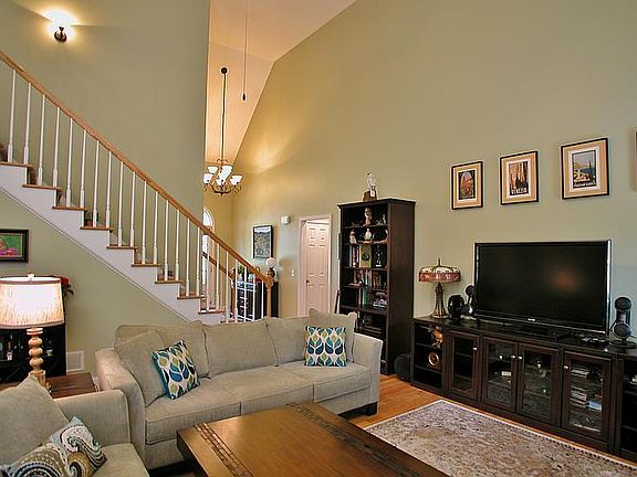 Master on Main open w/2nd bd