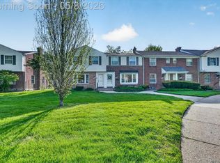 22927 Lakeshore Dr, Saint Clair Shores, MI 48080