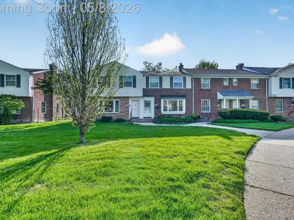 22927 Lakeshore Dr, Saint Clair Shores, MI 48080