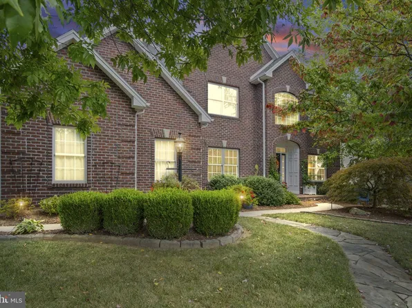 2 Country Side Dr, Carlisle, PA 17013