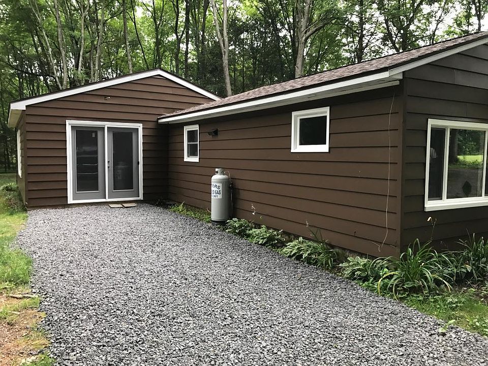 Entrance exterior view (summer).