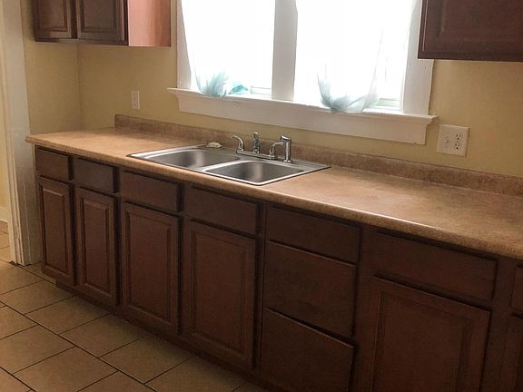 5th image of 2543 Acacia St