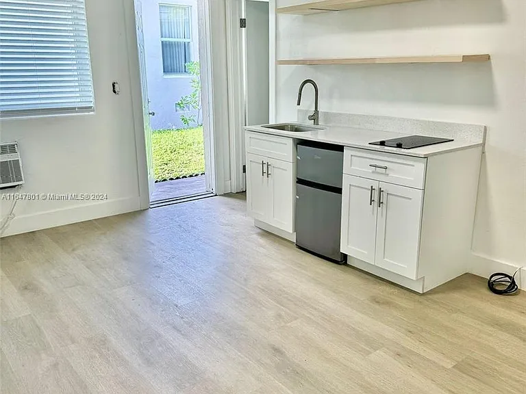 800 N Federal Hwy #5 — Photo 4