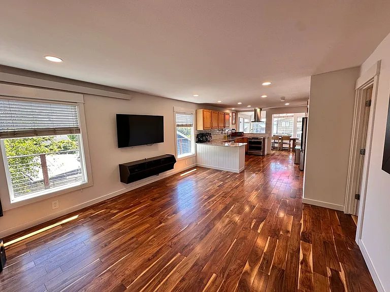 5301 SW Shore Pl — Photo 3
