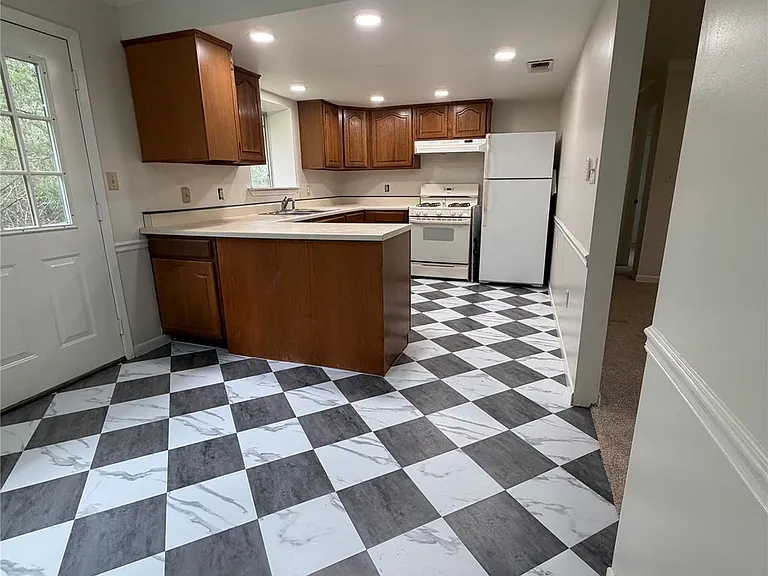 214 The Forest Rd — Photo 6