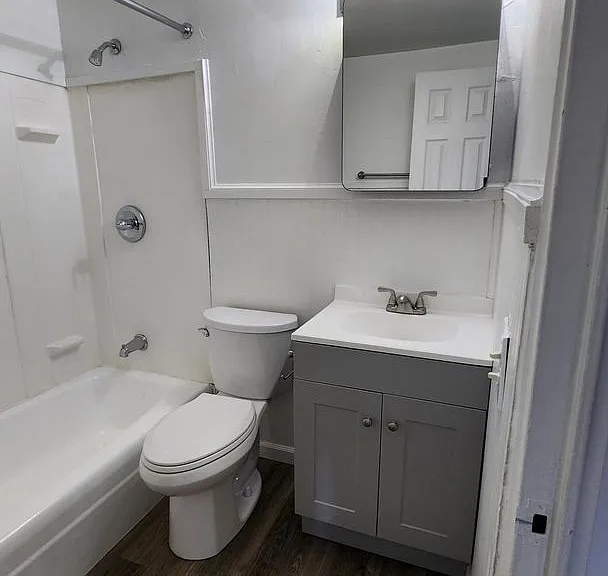 Country Club Apartments — Photo 21