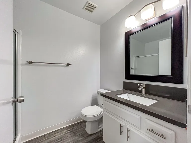 Gorgeous 2 Bed/2 bath apartment in excellent Sherman Oaks area! — Photo 27