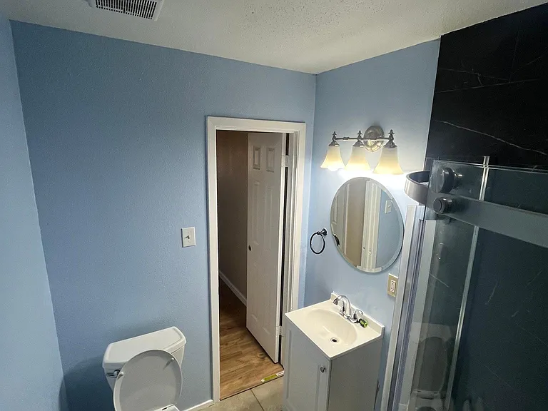 Master room bathroom.