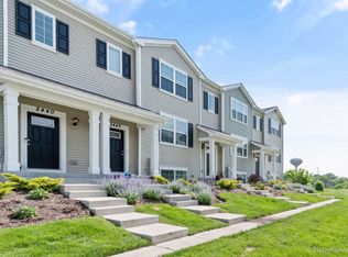 2442 Aurora Dr, Hampshire, IL 60140