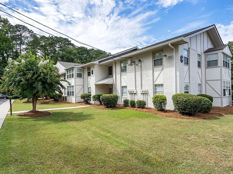 Winthrop Apartments — Photo 17