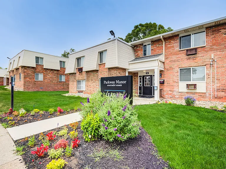 Parkway Manor Apartment Homes — Photo 22