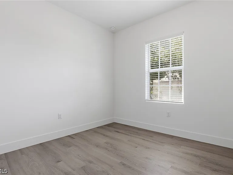 723 Ivan Ave S — Photo 20