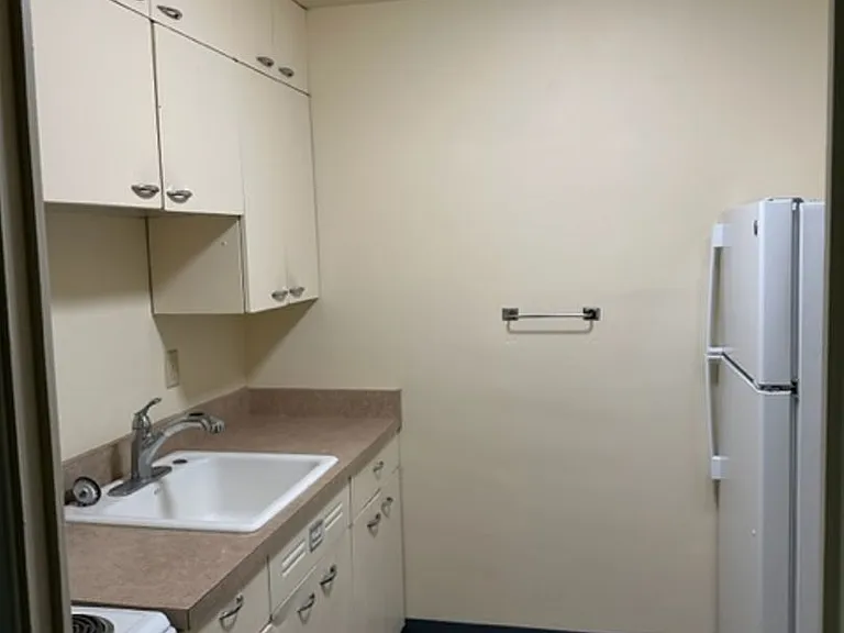 Eugene Manor Apartments — Photo 27