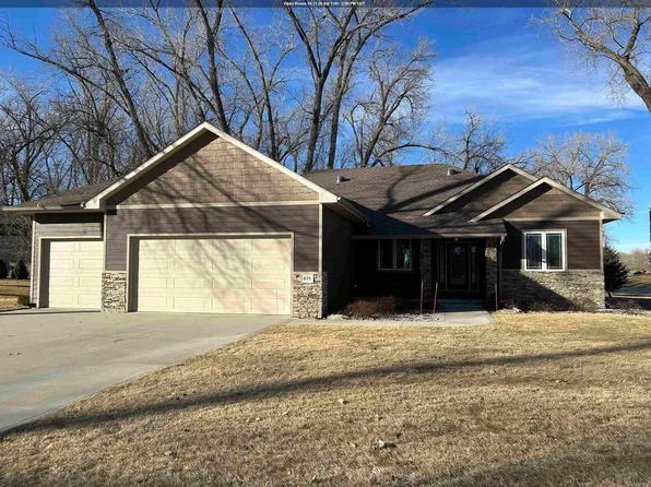 875 E Sawgrass Trl, Dakota Dunes, SD 57049