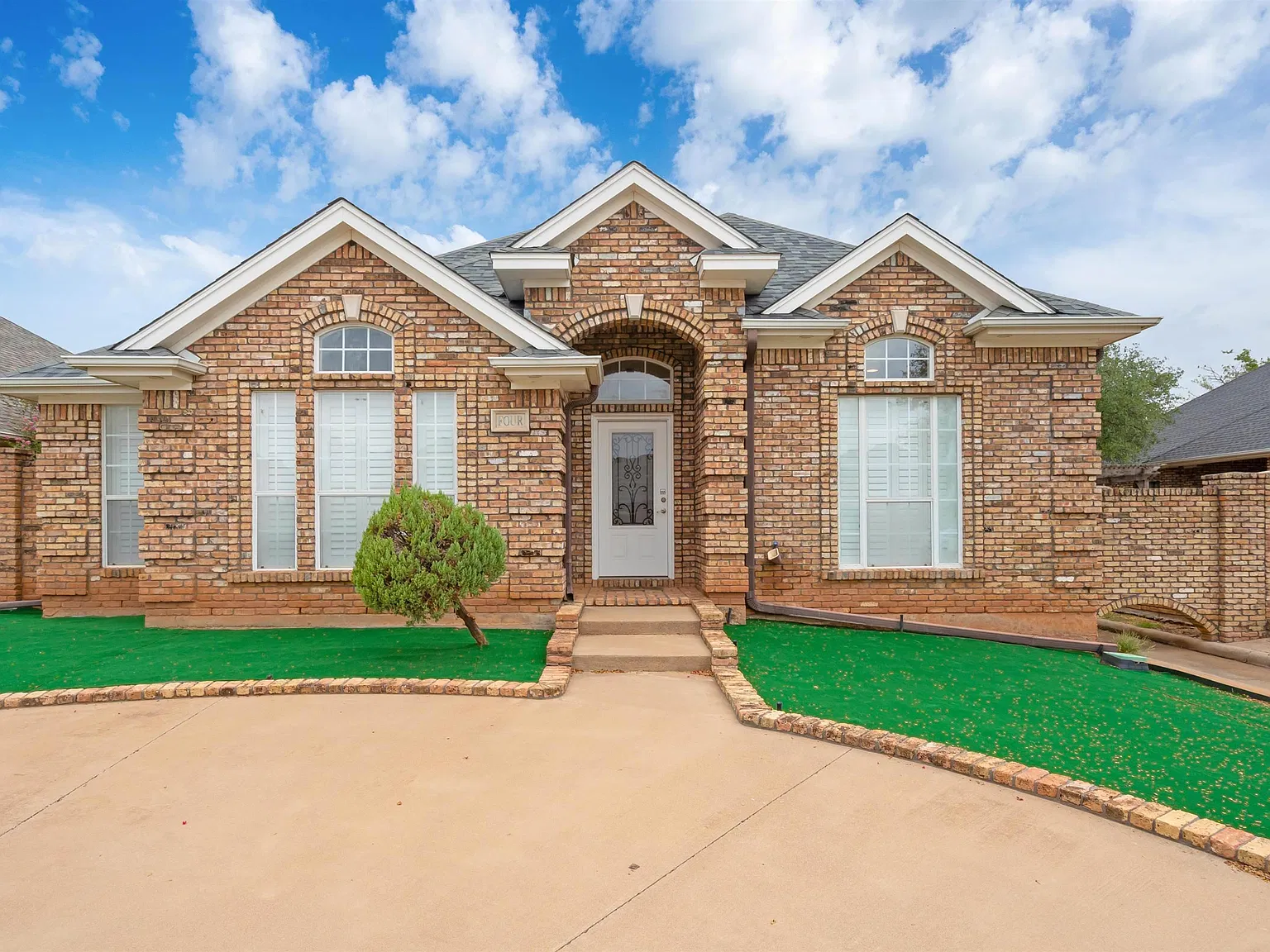 2 bed, 2.0 bath, 1942 sqft, $2,350 — Photo 1