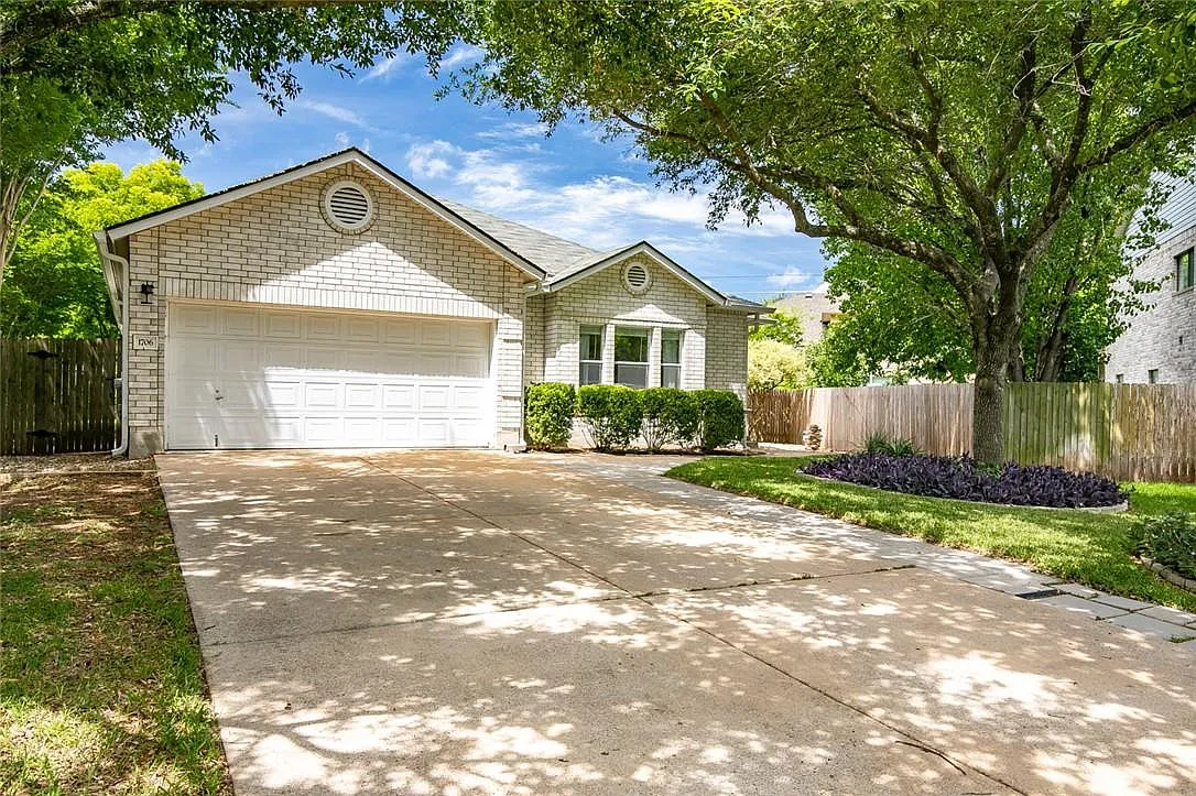 3 bed, 2.0 bath, 1929 sqft, $2,499 — Photo 2