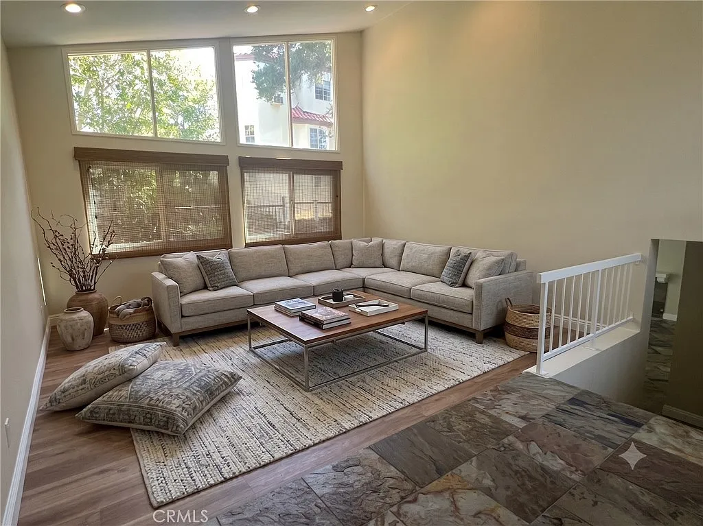 4 bed, 2344 sqft, $6,950 — Photo 3