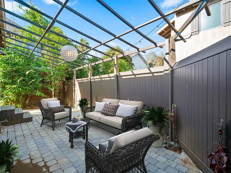 2256 Wellesley Ave — Photo 27