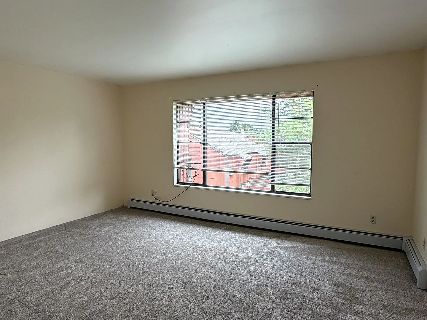 Bright & Spacious 2 Bed with Balcony in Prime Location — Photo 2
