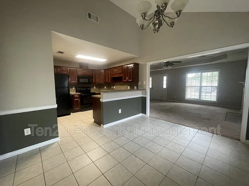 3 bed, 2.0 bath, 1379 sqft, $1,600 — Photo 4