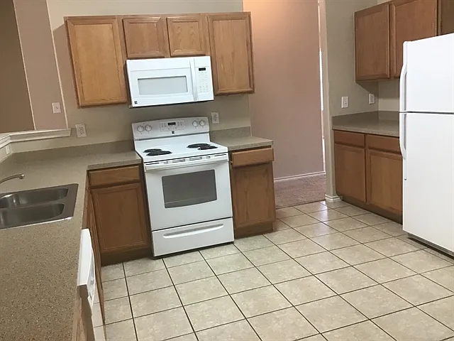 3 bed, 2.0 bath, 2289 sqft, $2,200 — Photo 2