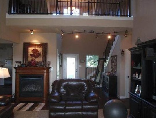 Large living area open to second floor w/walkway