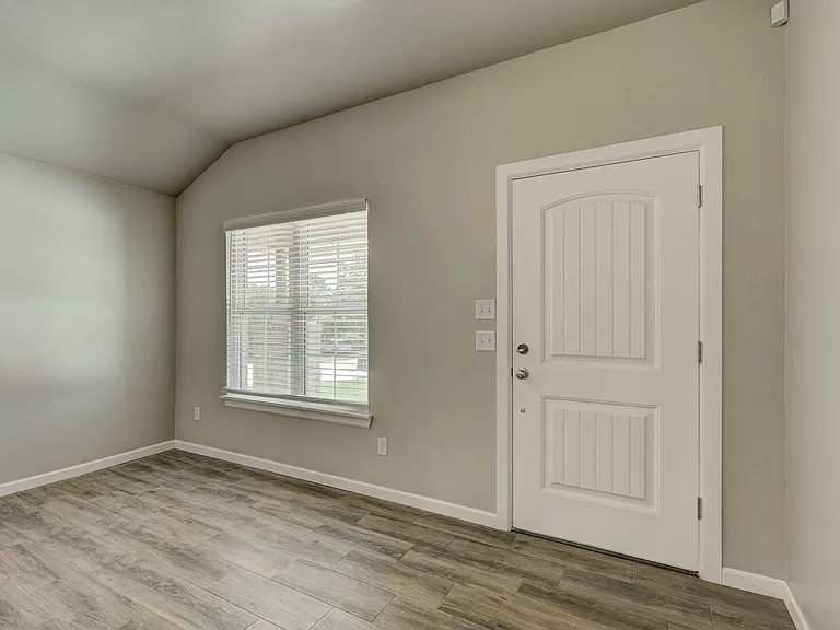 721 League Cir — Photo 3