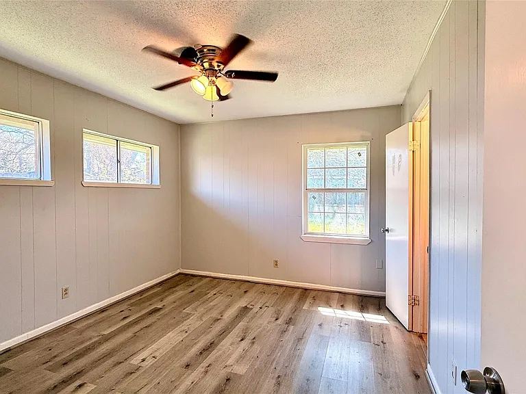 10502 Ambursen St — Photo 17