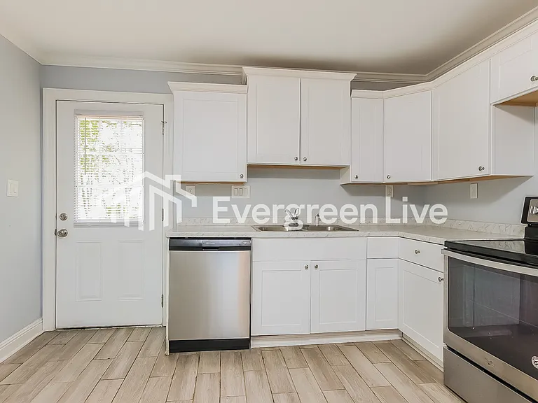 421 N Allen Rd — Photo 9