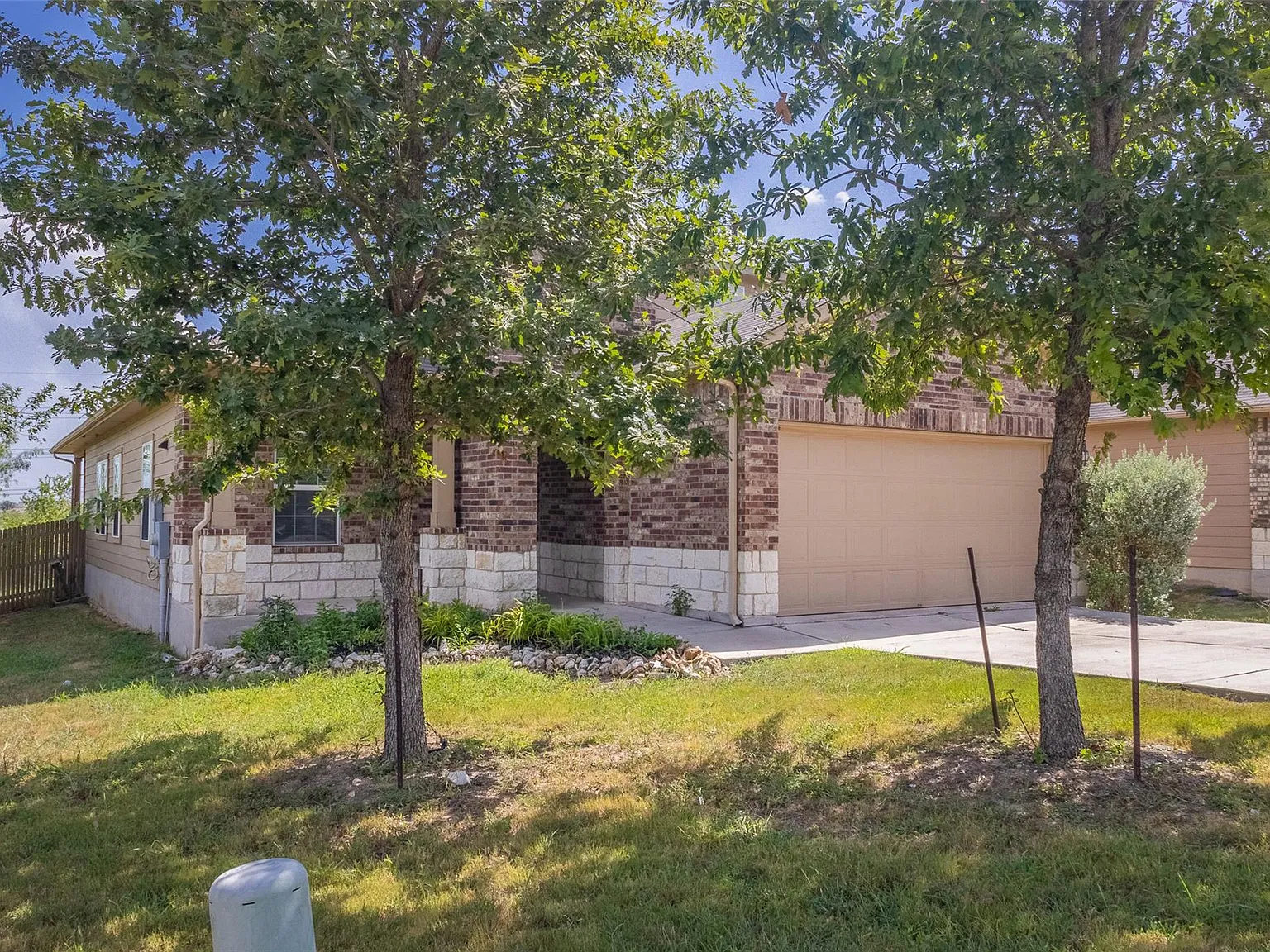 4 bed, 3.0 bath, 2313 sqft, $2,500 — Photo 2