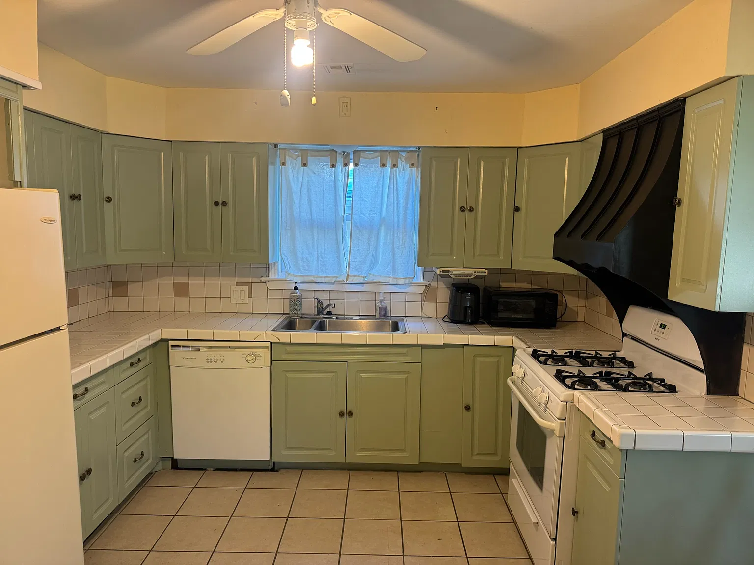 2 bed, 1050 sqft, $2,300 — Photo 3