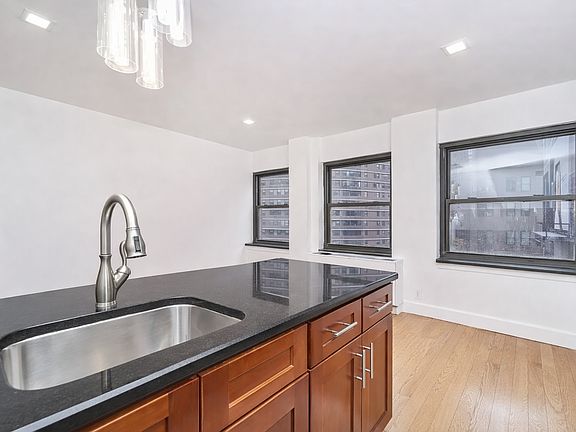 4th image of 213 E 37th St #3F