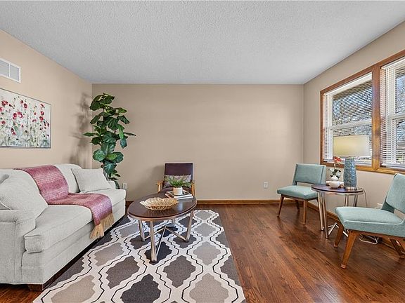 4th image of 715 SW 7th St