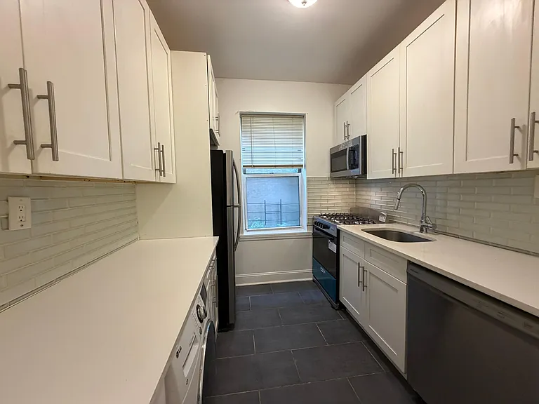17 Gifford Ave #13E — Photo 2