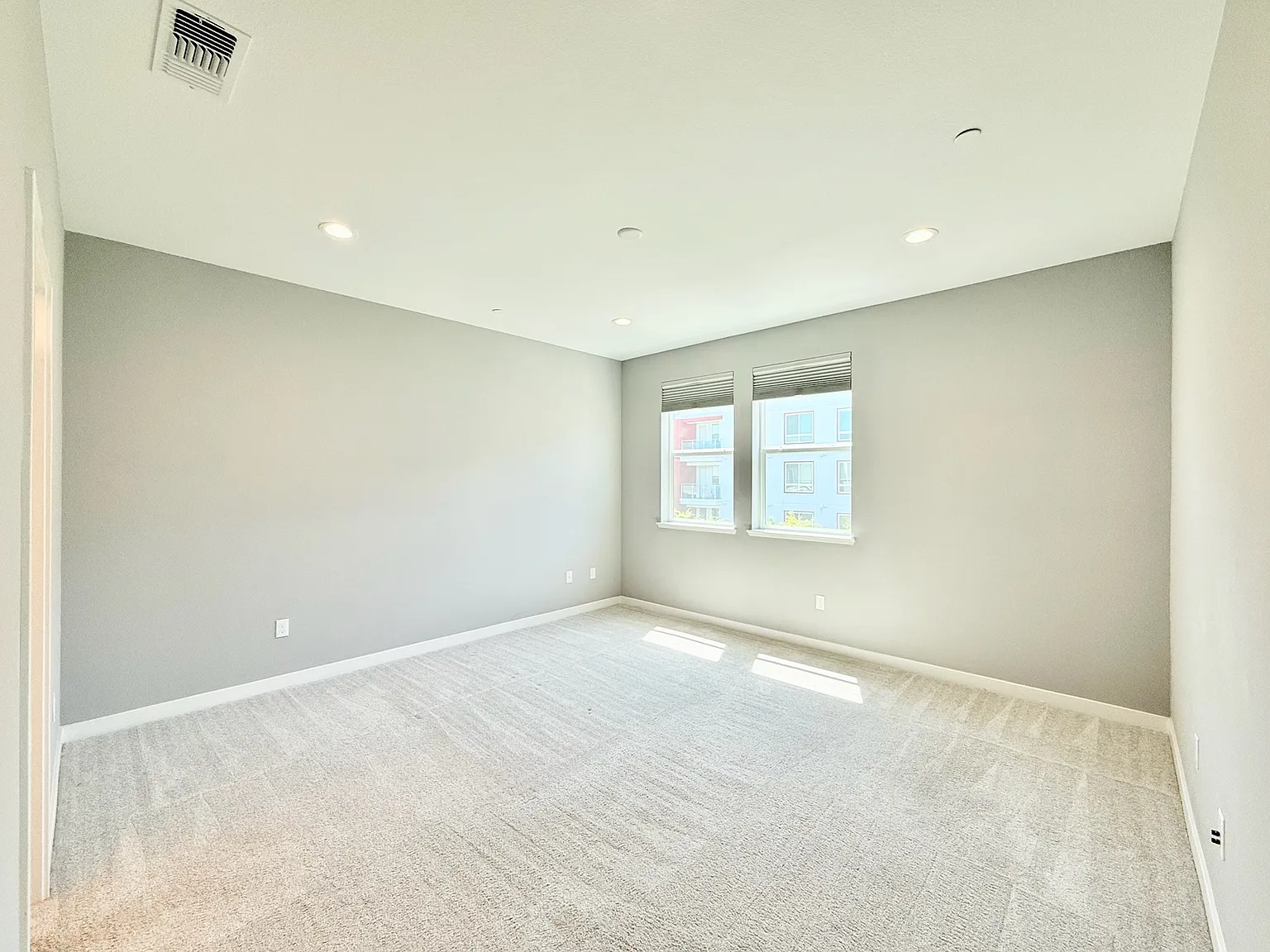 3 bed, 3.5 bath, 2016 sqft, $4,950 — Photo 4