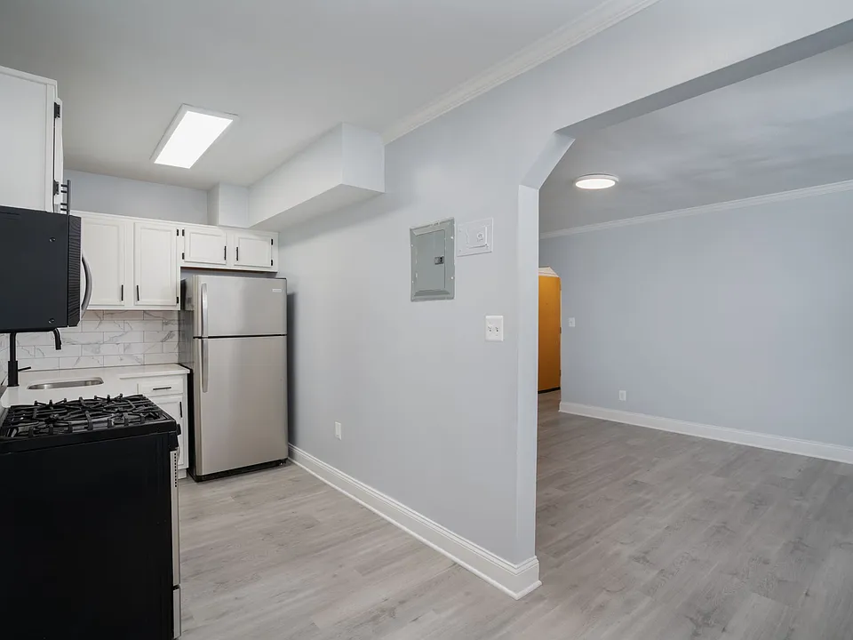 939 Longfellow St NW #206
