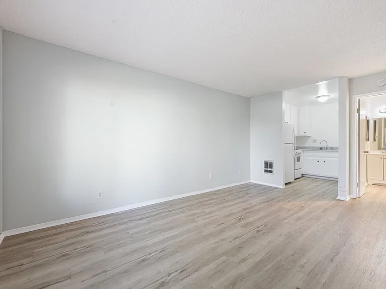 2525 Broadway — Photo 28