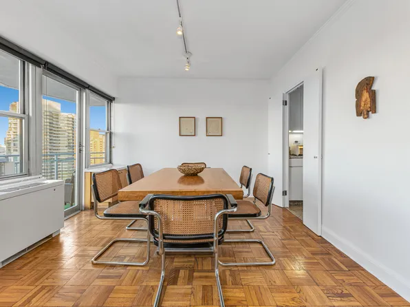 118 East 60th Street image 3 of 15