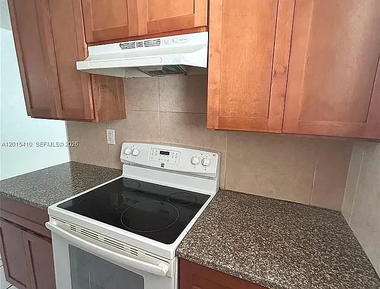 5814 NE 4th Ct #3 — Photo 8