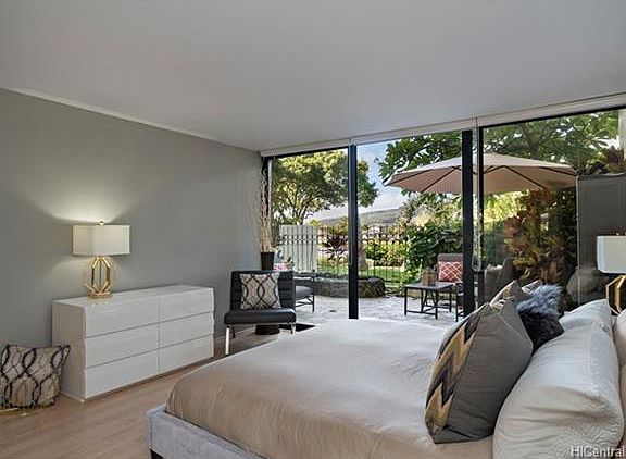 Master bedroom: king size bed