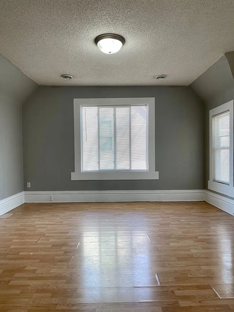 973 Geranium Avenue E — Photo 3