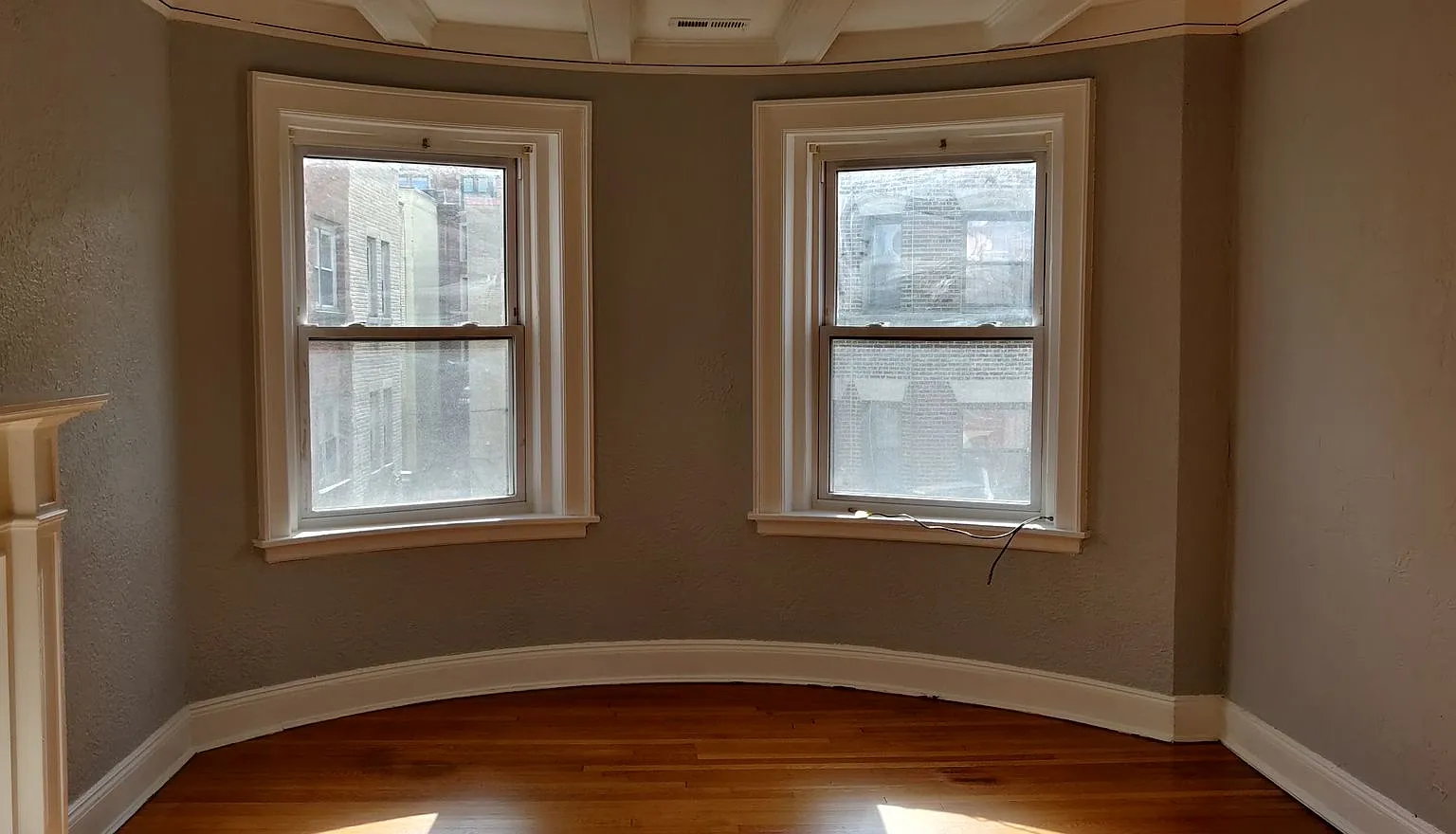 No Brokers Fee, Spacious Renovated Unit in Allston. Central AC. Steps from the T Stop — Photo 3