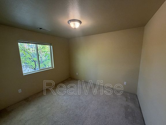 5th image of 820 NE 8th St