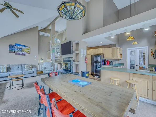 9 Rockspring Ct, Lake Harmony, PA 18624