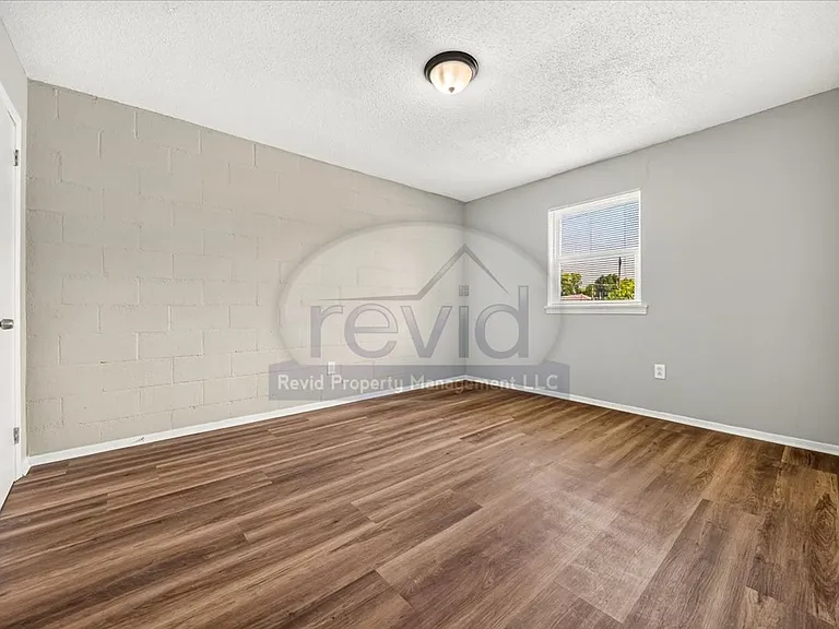 708 Hastings — Photo 28