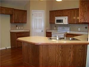 4th image of 1411 Honeysuckle Dr