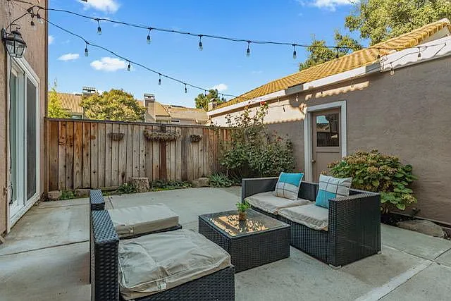 3833 Burton Cmn — Photo 8