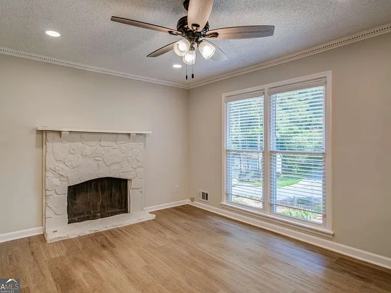 4734 N Springs Rd NW — Photo 5
