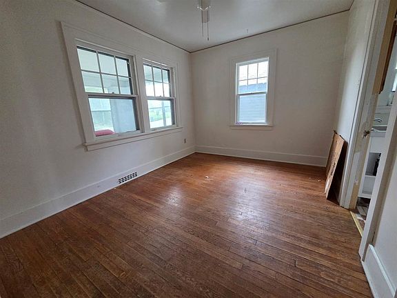 4th image of 373 21st St SE